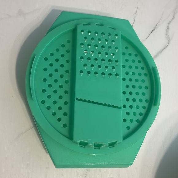 Vintage Tupperware Jadite Green Lettuce/Cheese Grater #787-6 w/bowl #786-6 - Picture 1 of 14